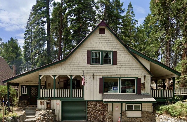 LOCATION, LOCATION, LOCATION! Charming West Village Cabin In Town- 2 Miles/Lake.
