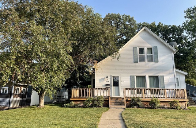 LOCATION LOCATION LOCATION! Short walk to beach, park, shops, restaurants & bars