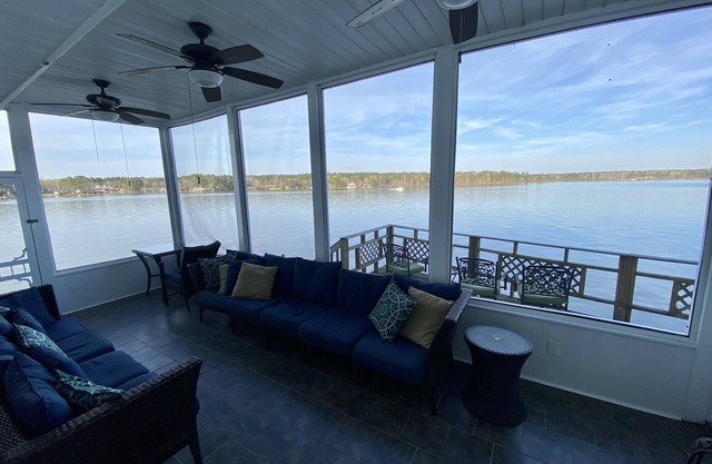 Schönes Haus am Lake Jordan in Alabama mit Blick auf das Wasser aus jedem Zimmer