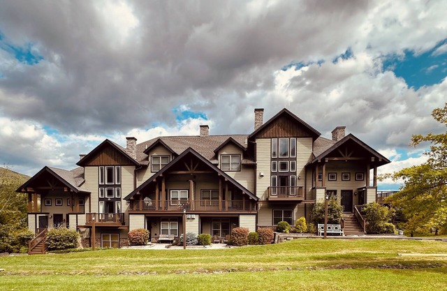 LOCATION! LOCATION!LOCATION! Luxurious Ski In/Out Jet-Set Condo NEWLY RENOVATED