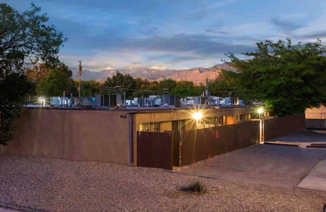 LOCATION!! LOCATION!! UPTOWN GARDEN LUXE CONDO