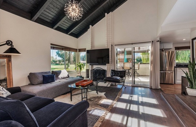 LOCATION LOCATION LOCATION Beautiful HOUSE on GOLF COURSE +POOLS-TENNIS