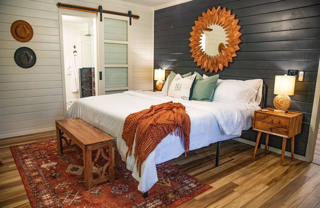 Location! Quant, Cozy & Stylish 2 Br/2Ba