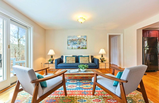 LOCATION! Summer Dream w/Deck & Sunroom! Sleeps 7!