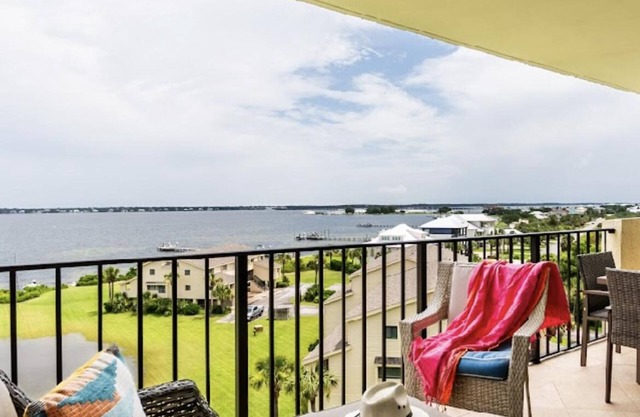 LOCATION & VIEWS are the best for Blue Angels, sunsets, huge pool & green space