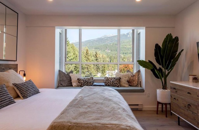Location with Views - 2BDR Penthouse Whistler Village