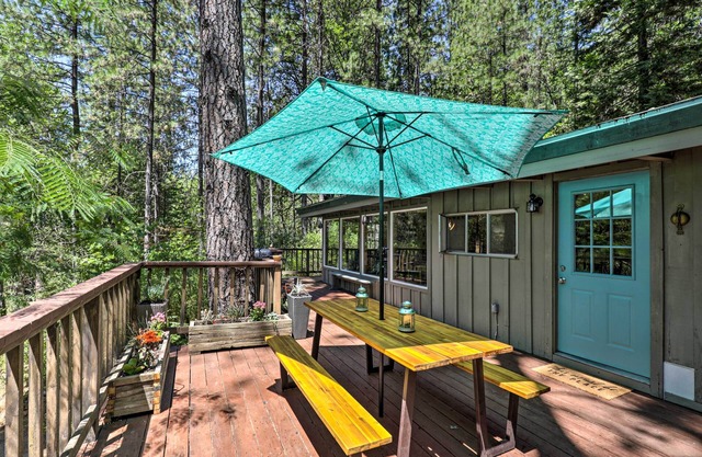 Loch Lomond Cabin w/ Hot Tub, Near Wineries!