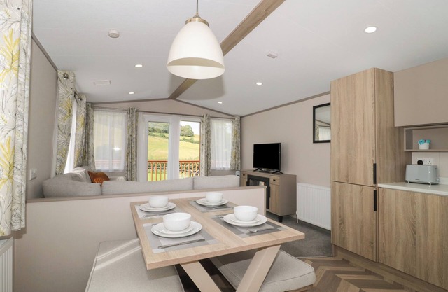 LODGE 10, family friendly, with a garden in Shipham