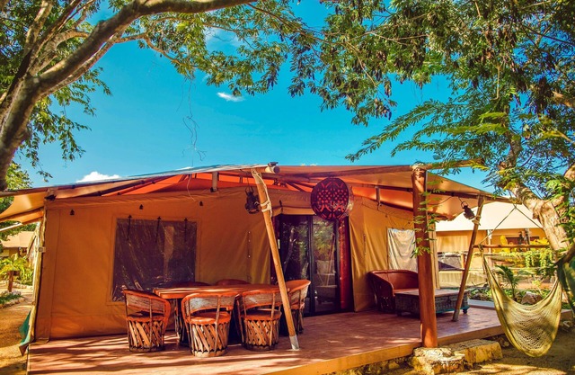 LODGE - 5 minutes walking from the beach!