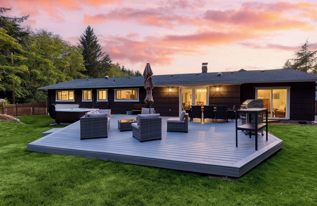 Lodge at Deception Pass | Trails, Hot Tub, Walk to Cornet Bay