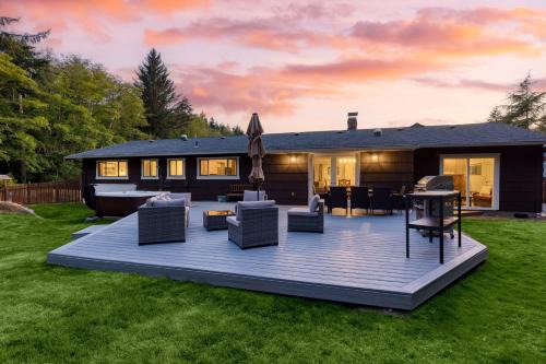 Lodge at Deception Pass by AvantStay Trails Hot Tub Walk to Cornet Bay