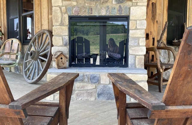 LODGE AT SADDLE RIDGE. Just five minutes from Hermann.