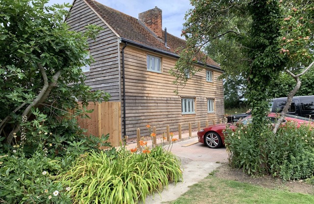 LODGE COTTAGE, pet friendly, character holiday cottage in Harwich