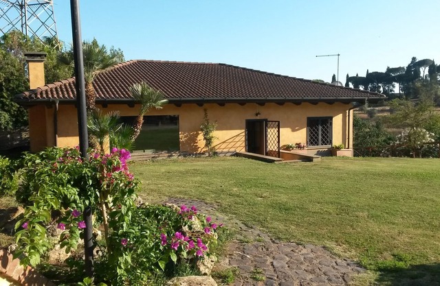 Lodge im Kontext eines Naturparks, umgeben von viel Grün, eine Oase der Ruhe