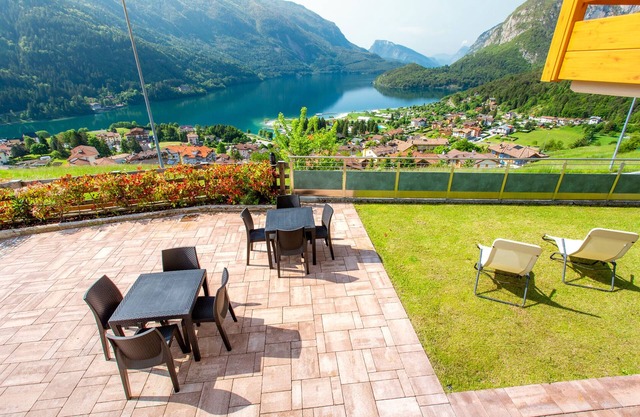 LODGE mit Blick auf das klare Wasser des Sees, wo Sie die Dolomiten spiegeln