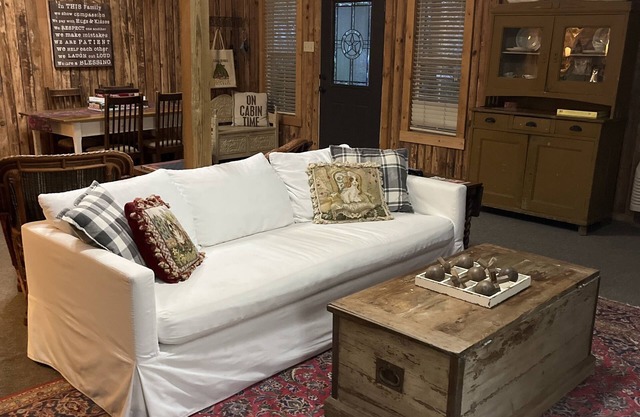 Lodge like Guest House walking distance to downtown Historic Montgomery, Texas