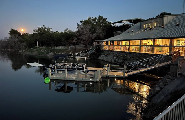 Lodge on Lake Godstone