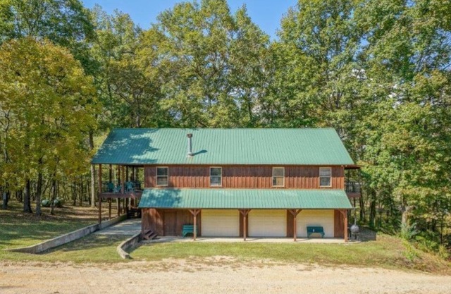Lodge on Little Missouri river-river decks & access