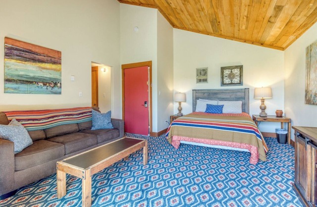 Lodge Room 34: Studio, 1 BA Condominium in Black Butte Ranch, Sleeps 2
