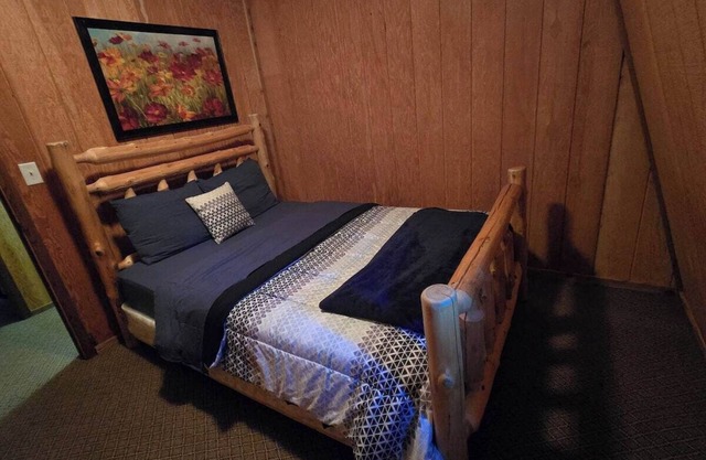 Lodge Room Queen (Room #1)