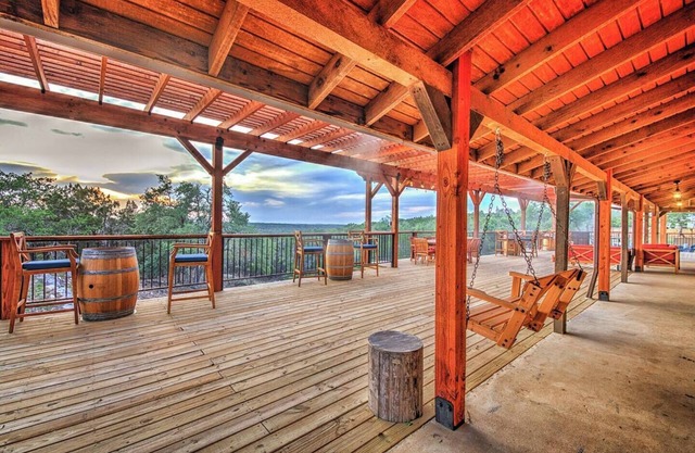 Lodge with shared amenities - pool, hot tub, hiking, pickle ball