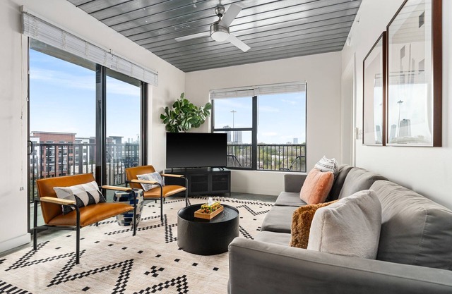 Lodgeur | Sleek & trendy 2BR corner loft | Midtown