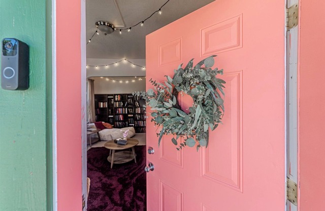 Lofi Girl Book Lover's Nook- 2BD 1BATH A/C Washer/Dryer Full kitchen/ fast WIFI