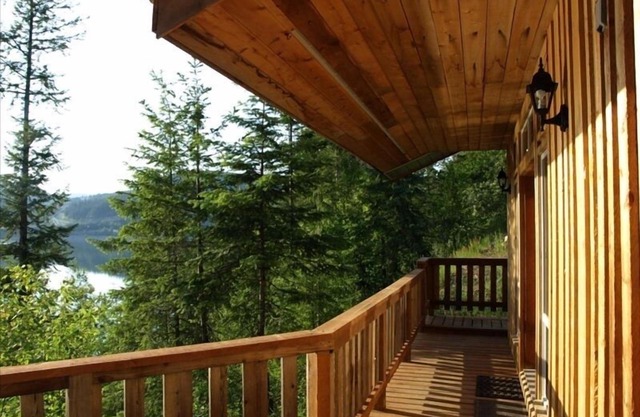 Loft Cabin auf 100acr Grundstück am Arrow Lake Beach und Privatsphäre