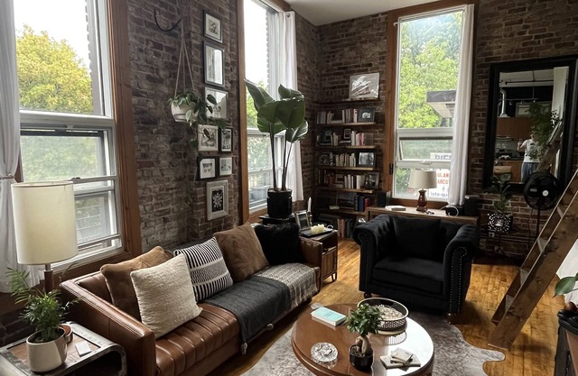 Loft Industriel Totalement Équipé Situé à une Minute de Marche de Tout!