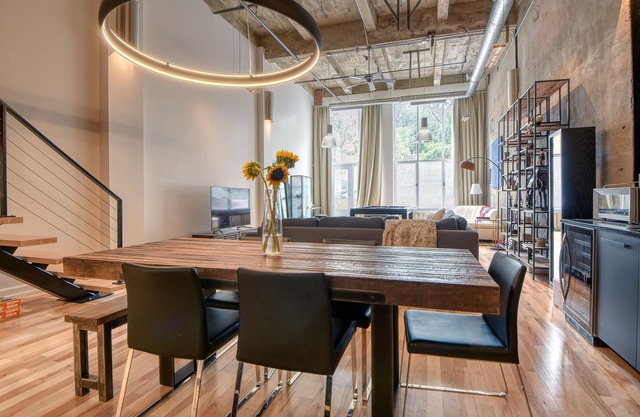 LOFT: Luxury 21' Foot Ceiling, 3 bedroom loft, 2 bath, downtown Montreal