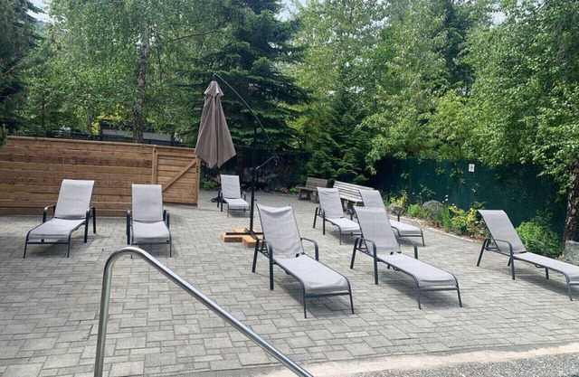 Lofted 1BRM Suite:Sleeps 2,Pool,Hot Tub,Near Lake & Restaurants & Free Parking!