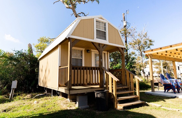 Lofted Cabin w/ 2 beds! Large walk-in shower & ktichen - Short walk to the river