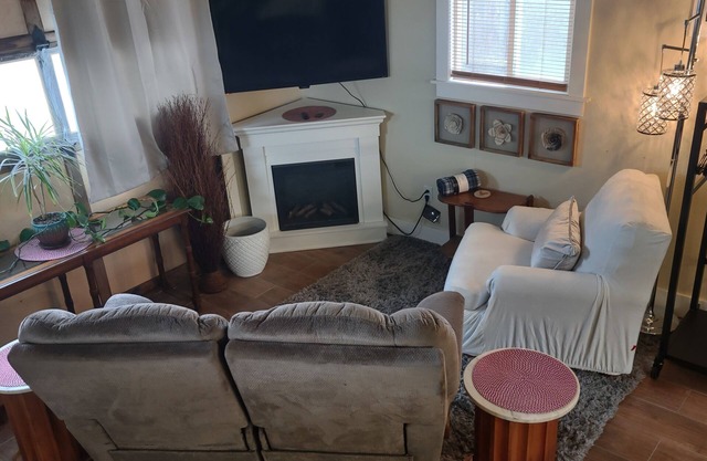 Lofted Urban Farmhouse Cottage Near Downtown Nampa, NNU, and Idaho Center Arena