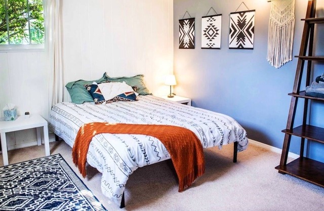 Loftium | Charming Queen Anne Suite in Unbeatable Location!