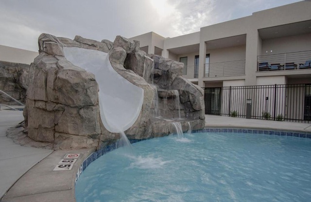 Lofts 13 4-bedroom Modern Loft Steps From The Pool 2