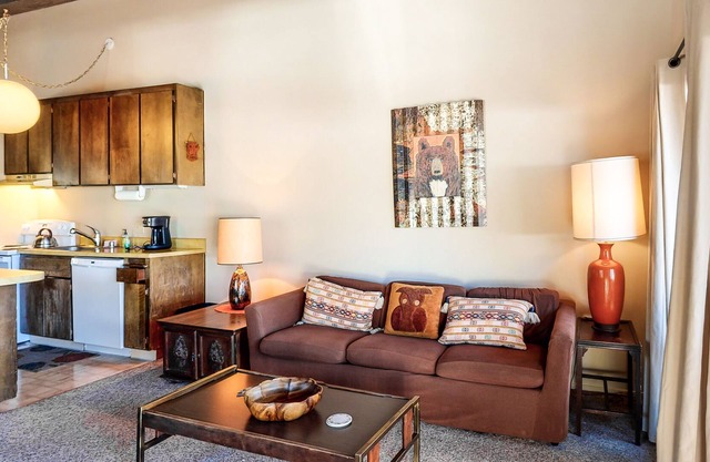 Hochwertige Wohnung mit Balkon, seitlichem Seeblick und Gemeinschaftspool, Tennis und Sauna! Hunde ok