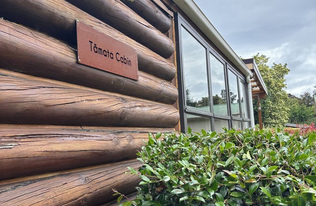 Log Cabin at the Lake Enjoy the peaceful idyllic lakeside settlement of Hatepe.