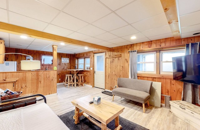 Log cabin condo with mountain views and full kitchen - close to Jay Peak Resort