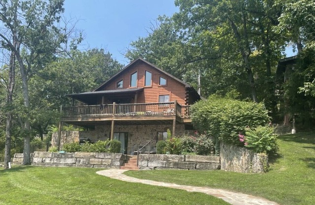 Log Cabin, fishing, hiking ,fire pit, dock/boat slip