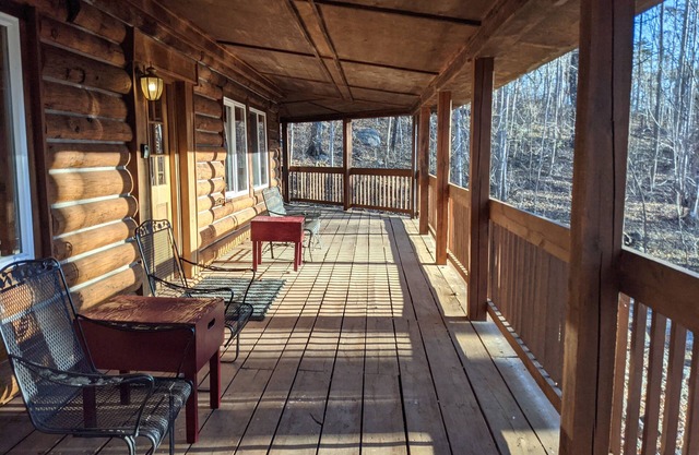 Log Cabin in the Mountains! Large family friendly!