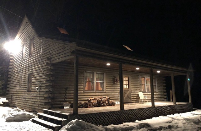 Blockhütte in den Wäldern im Herzen von Ski Country