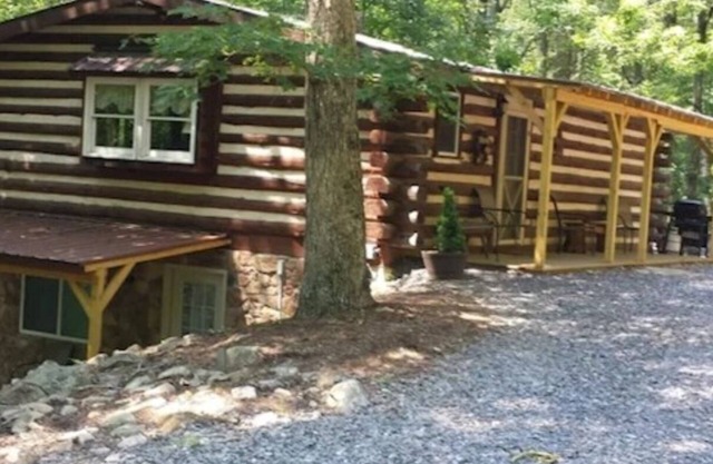 Log Cabin in Wooded Area Near Raystown Lake Boat Access