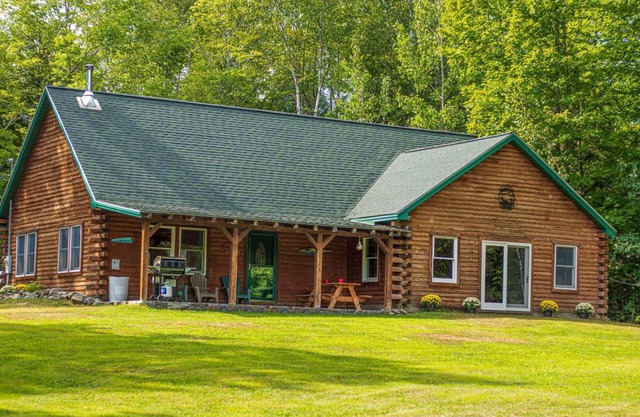 Log cabin, King bed!!! Private beach!!