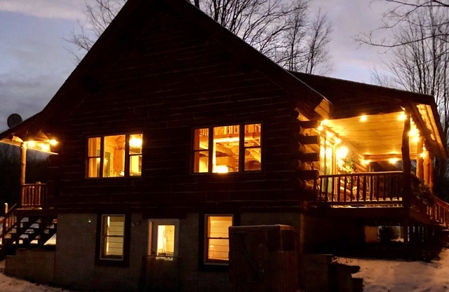 ERLEBE PURE MICHIGAN! Blockhütte 2 Minuten vom Crystal Mtn & Betsie River !!!