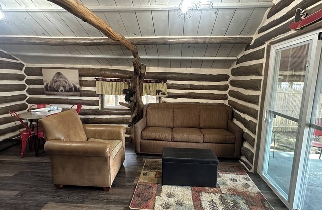 Papa Bear 2-Bedroom Lake Front Log Cabin, Lake Alice