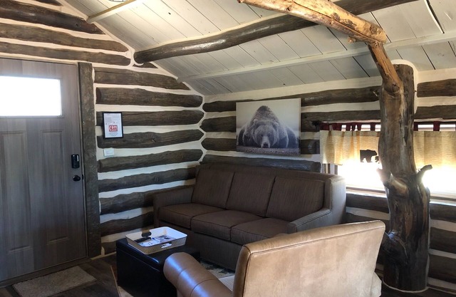 Mama Bear 1-Bedroom Lake Front Log Cabin, Lake Alice