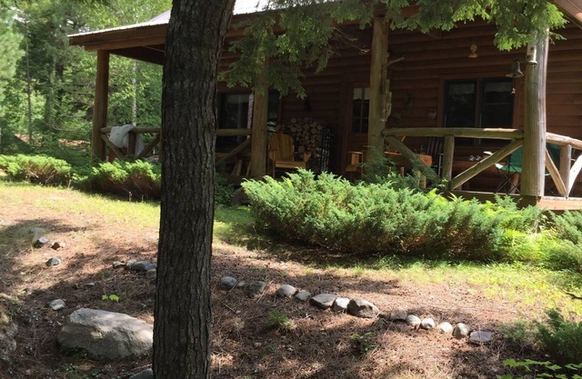 Blockhaus am ruhigen Wilderness Lake in der Downeast Lakes Region von Maine