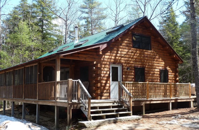 Abgelegenes Blockhaus im natürlichen privaten Wald mit Ufergegend und Strand, schläft 8