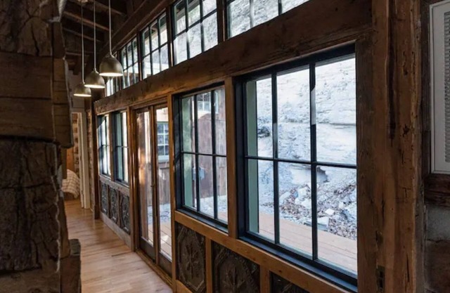 Log Cabin owned by Johnny Cash approx. 30 mins to downtown Nashville. Sleeps 6