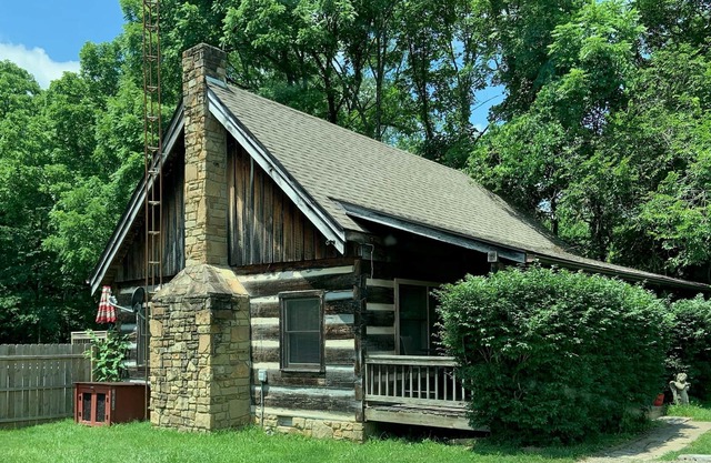 Log cabin Pets Hot tub Pool close to Nashville.